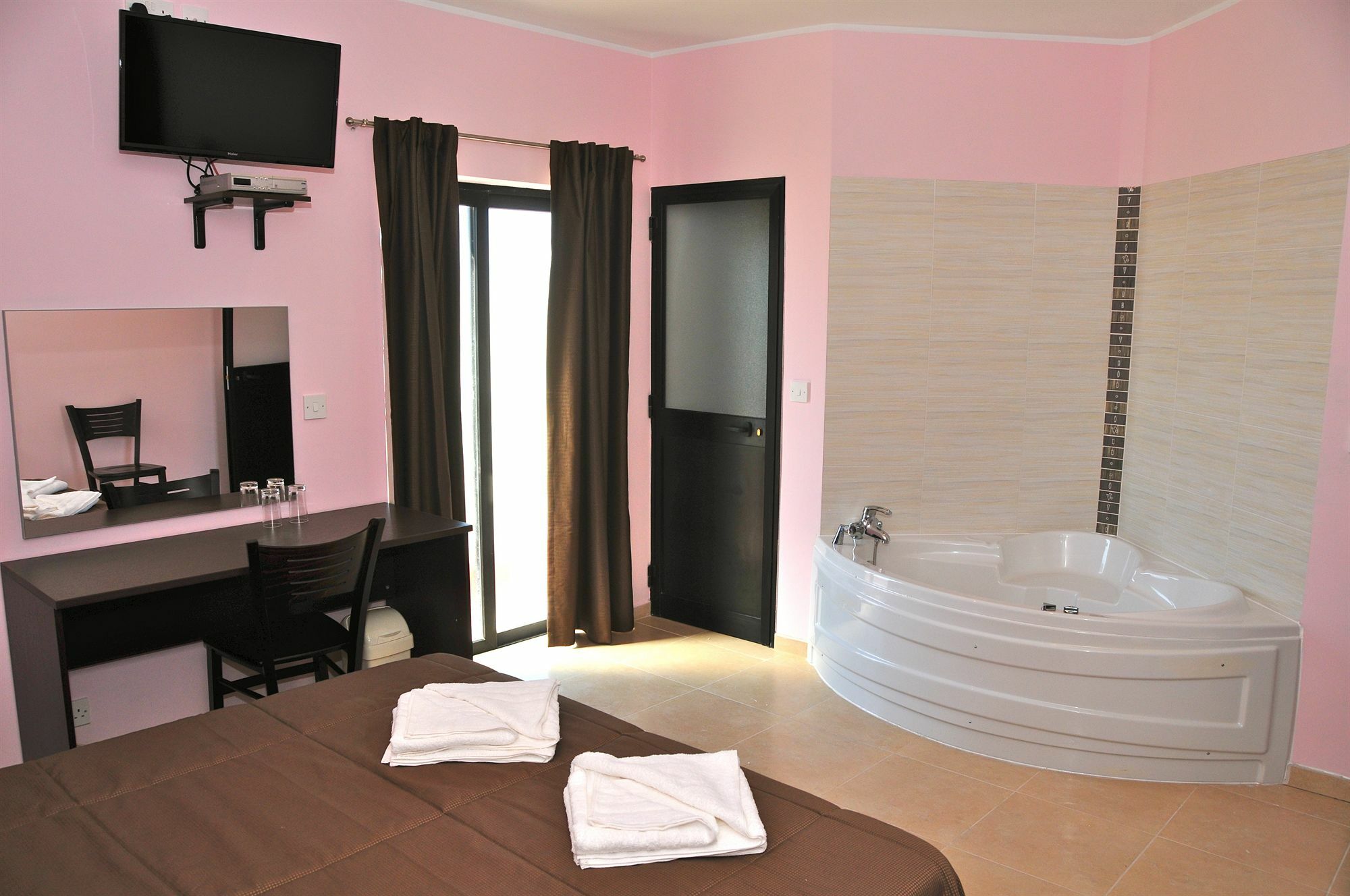 Saint Julian's Sogdiana Guest House מראה חיצוני תמונה